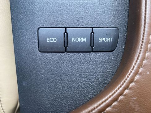 Used 2017 Toyota Avalon Limited image 21