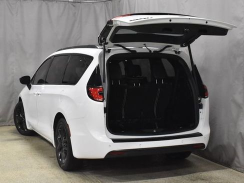 Certified 2025 Chrysler Pacifica Limited image 40