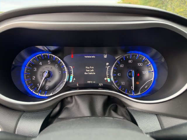 Used 2025 Chrysler Pacifica Select FWD image 18