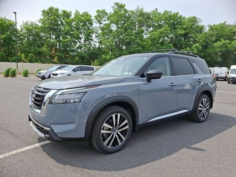 New 2025 Nissan Pathfinder Platinum image 2