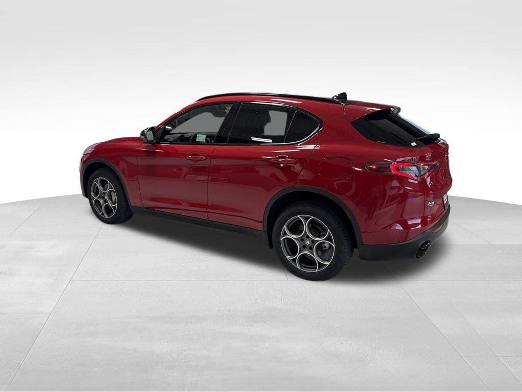 Used 2025 Alfa Romeo Stelvio Sprint w/ Convenience Package AWD/4WD image 4