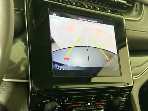 Used 2023 Jeep Grand Cherokee Laredo w/ Luxury Tech Group I image 13