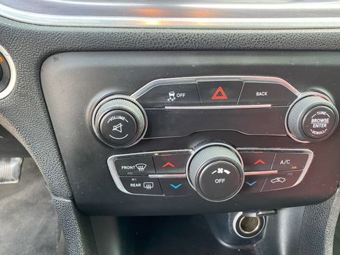 Used 2015 Dodge Charger SE w/ Sport Appearance Group image 17