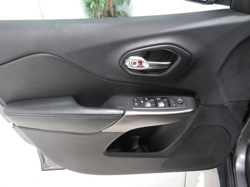 Used 2019 Jeep Cherokee Latitude Plus FWD image 26