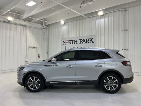 Used 2023 Lincoln Nautilus Reserve image 2