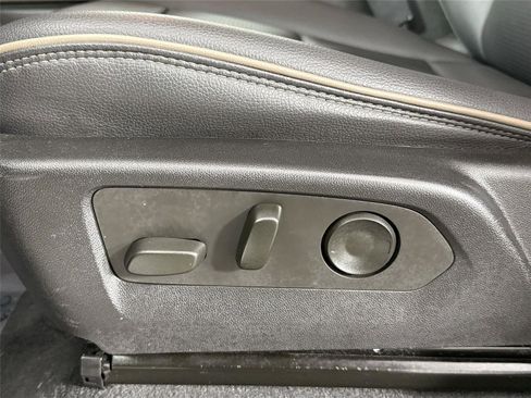 Used 2023 GMC Canyon Denali image 32