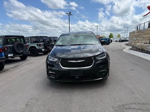 Used 2023 Chrysler Pacifica Touring-L FWD image 8