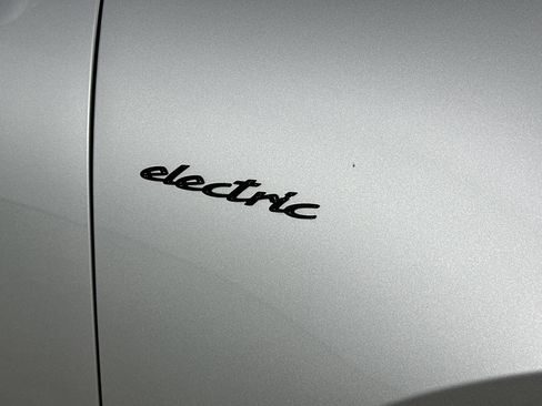 Used 2025 Porsche Macan 4 Electric AWD/4WD image 9