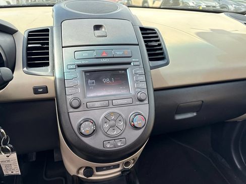 Used 2013 Kia Soul ! FWD image 12