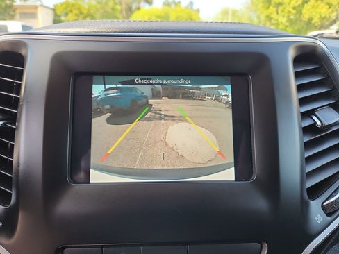 Certified 2019 Jeep Cherokee Latitude Plus image 22