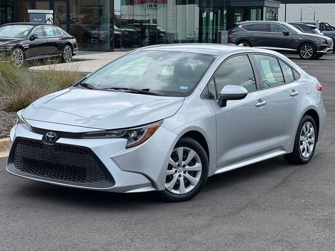 Used 2021 Toyota Corolla LE FWD image 2