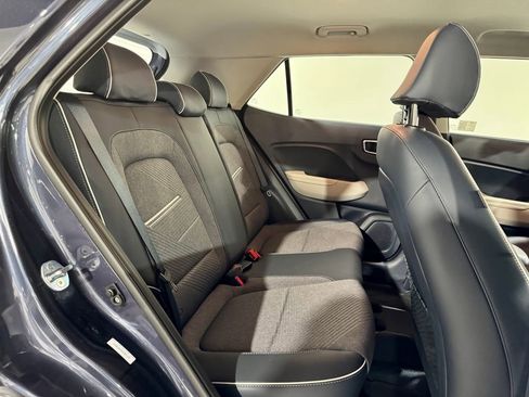 Used 2025 Hyundai Venue Limited image 30