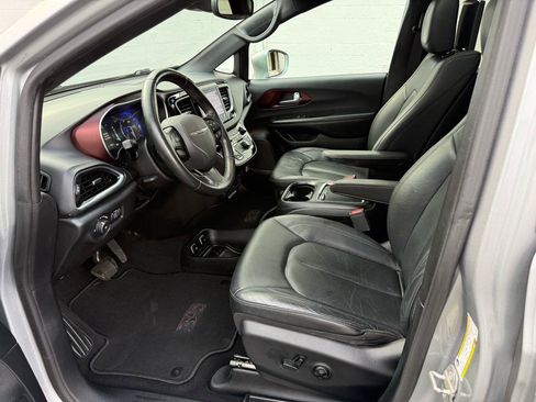 Used 2019 Chrysler Pacifica Touring-L FWD image 39