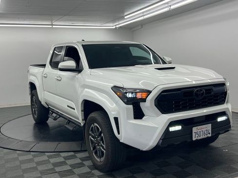Used 2024 Toyota Tacoma TRD Sport w/ TRD Sport Upgrade Package image 2