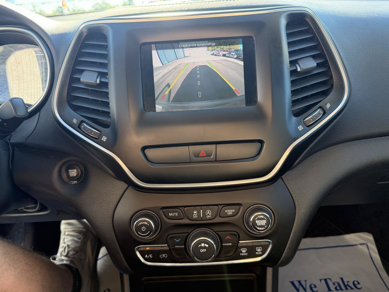 Used 2019 Jeep Cherokee Latitude Plus w/ Cold Weather Group AWD/4WD image 29