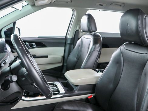 Used 2024 Kia Carnival EX FWD image 23