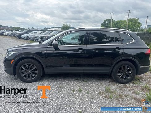 Used 2023 Volkswagen Tiguan SE w/ Panoramic Sunroof Package FWD image 2