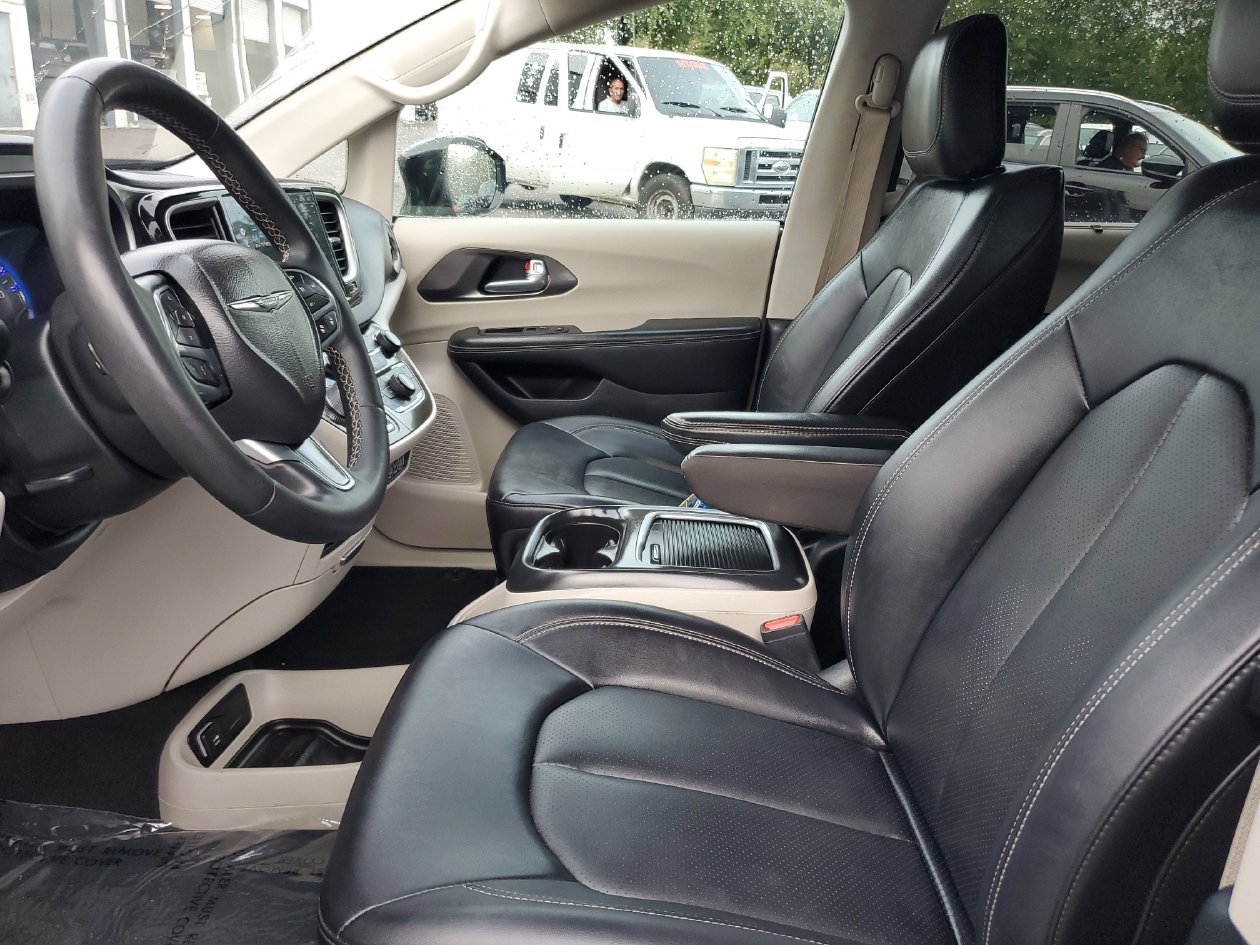 Used 2024 Chrysler Pacifica Touring-L FWD image 17