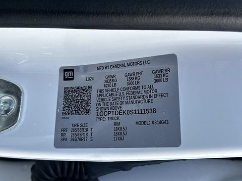 Used 2025 Chevrolet Colorado Z71 w/ Technology Package AWD/4WD image 32