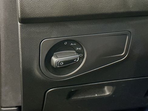 Used 2024 Volkswagen Tiguan SE w/ Panoramic Sunroof Package image 17