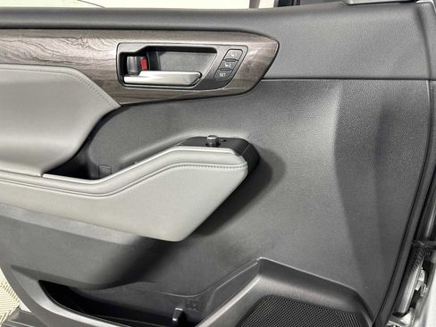 Used 2023 Toyota Highlander Limited image 27