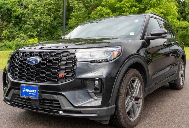 Used 2025 Ford Explorer ST AWD/4WD image 2