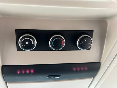 Used 2016 Chrysler Town & Country Touring FWD image 31
