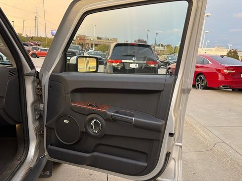 Used 2010 Jeep Commander Limited w/ Trailer Tow Group IV image 23