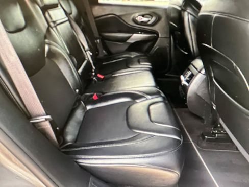 Used 2019 Jeep Cherokee Latitude Plus w/ Comfort/Convenience Group AWD/4WD image 9