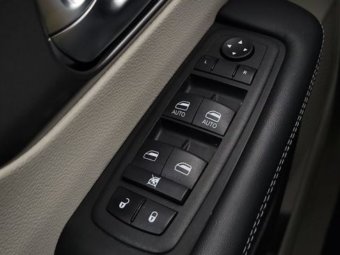Used 2023 Chrysler Pacifica Touring-L FWD image 15