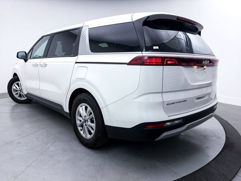 Used 2022 Kia Carnival LX image 2