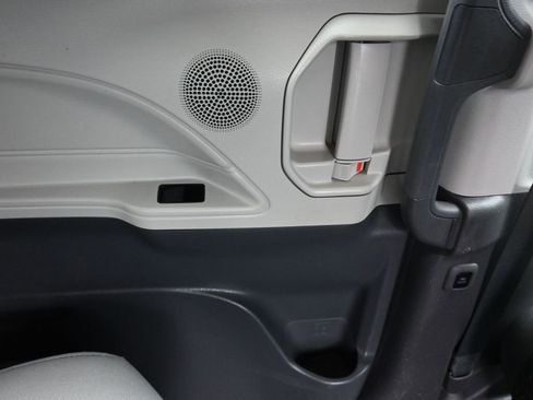 Used 2021 Toyota Sienna LE image 44