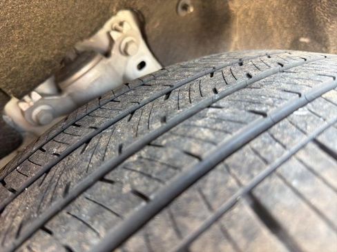 Used 2024 Ford Explorer XLT w/ Equipment Group 202A RWD image 6