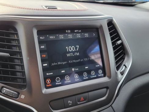 Used 2019 Jeep Cherokee Trailhawk image 17