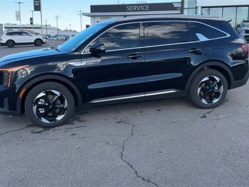 Certified 2025 Kia Sorento EX w/ EX Panoramic Sunroof Package image 4