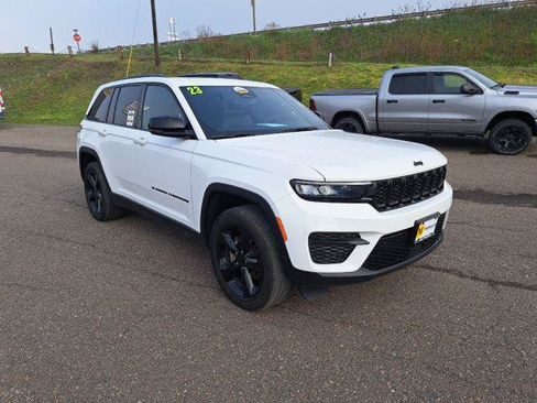 Certified 2023 Jeep Grand Cherokee Altitude AWD/4WD image 2