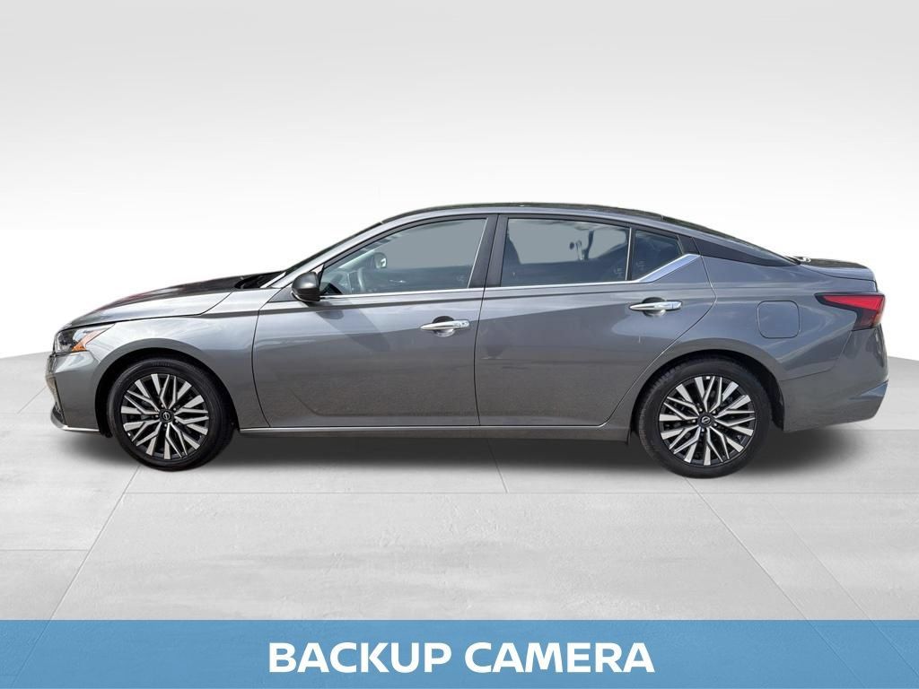 Used 2025 Nissan Altima 2.5 SV FWD image 14