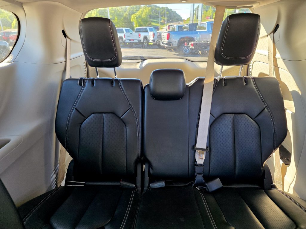 Used 2023 Chrysler Pacifica Touring-L FWD image 29