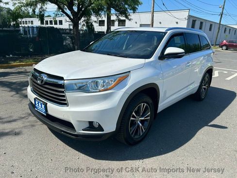 Used 2016 Toyota Highlander XLE AWD/4WD image 2