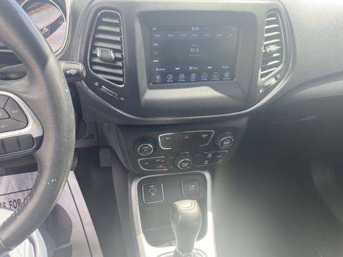 Used 2019 Jeep Compass Latitude FWD image 14