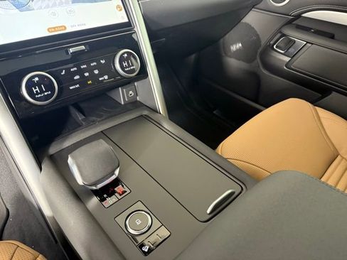 Used 2025 Land Rover Discovery Dynamic SE image 22