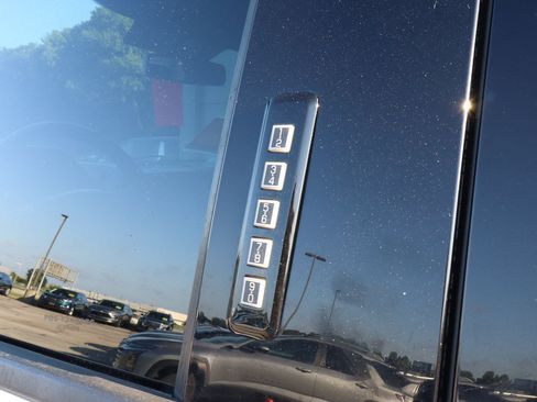 Used 2018 Ford F150 XLT w/ Equipment Group 302A Luxury AWD/4WD image 10