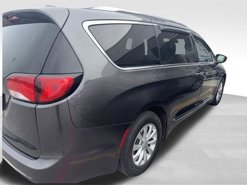 Used 2018 Chrysler Pacifica Touring-L w/ Advanced Safetytec Group FWD image 18