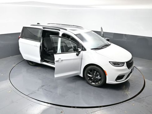 New 2026 Chrysler Pacifica Limited w/ S Appearance Package image 61