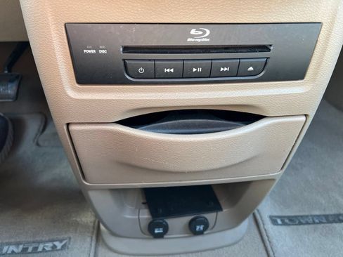 Used 2013 Chrysler Town & Country Touring-L w/ Driver Convenience Group FWD image 20