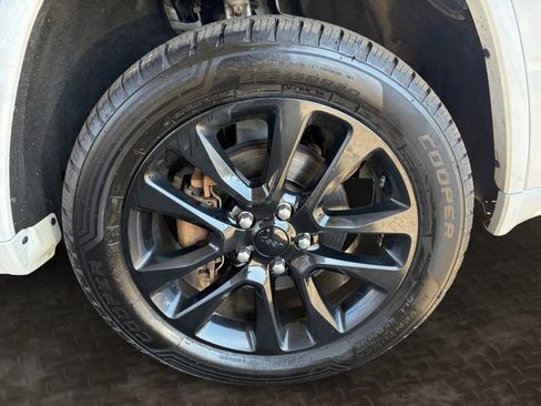 Used 2018 Jeep Grand Cherokee Altitude image 42