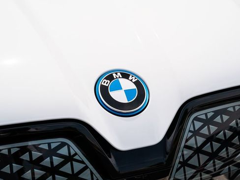 Used 2024 BMW iX xDrive50 w/ Sport Package AWD/4WD image 7