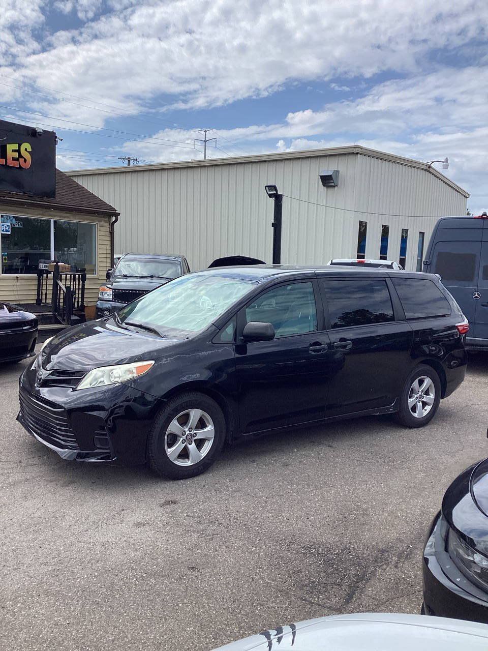 Used 2020 Toyota Sienna L FWD image 1