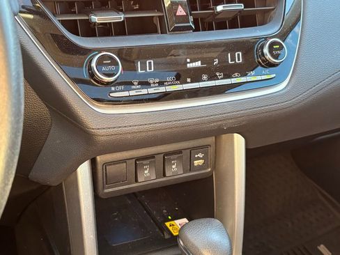 Used 2022 Toyota Corolla Cross XLE image 12