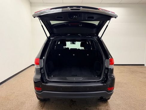 Used 2019 Jeep Grand Cherokee Laredo AWD/4WD image 5